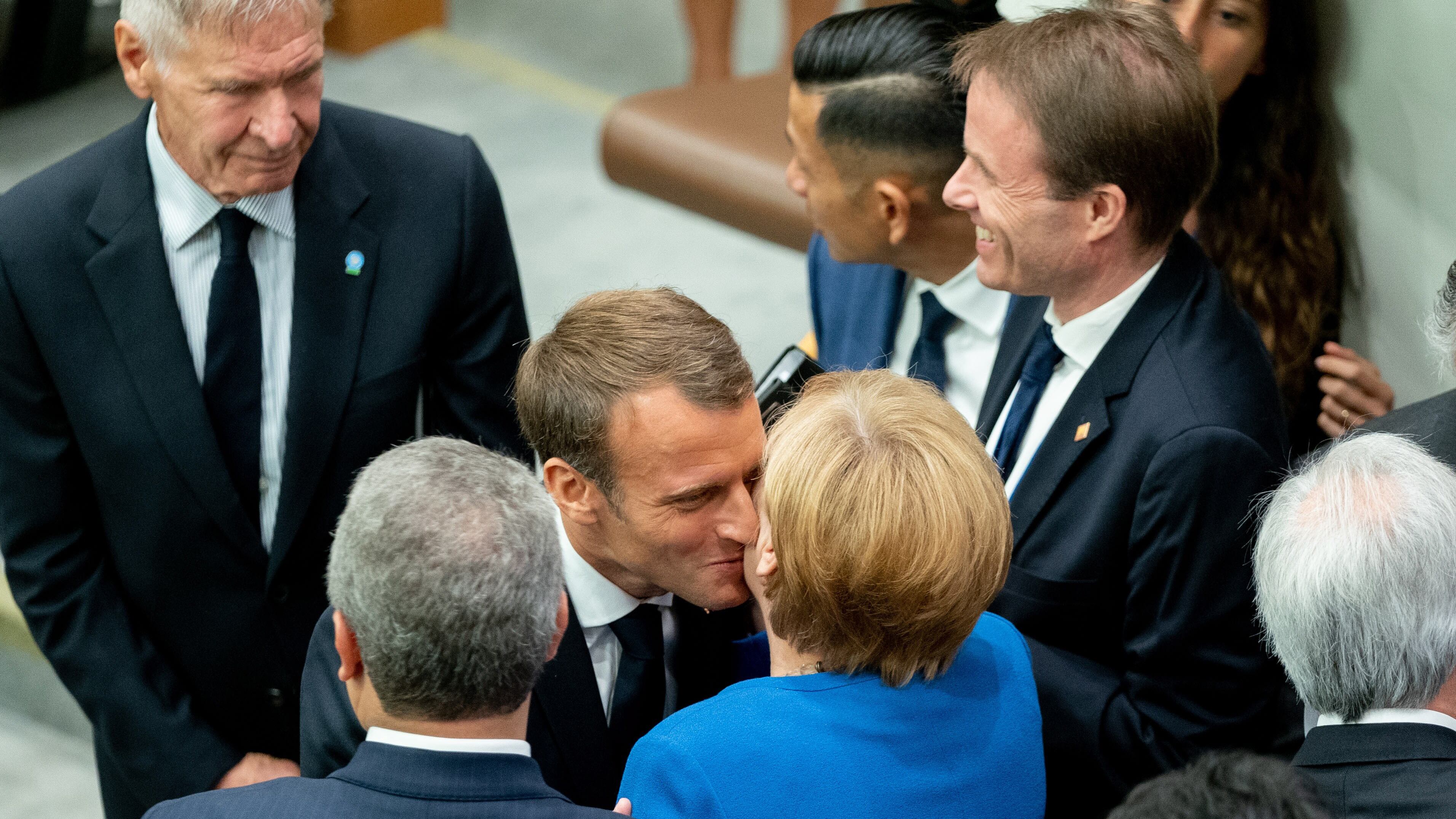 Macron saluda a Merkel en la sede de Naciones Unidas. 