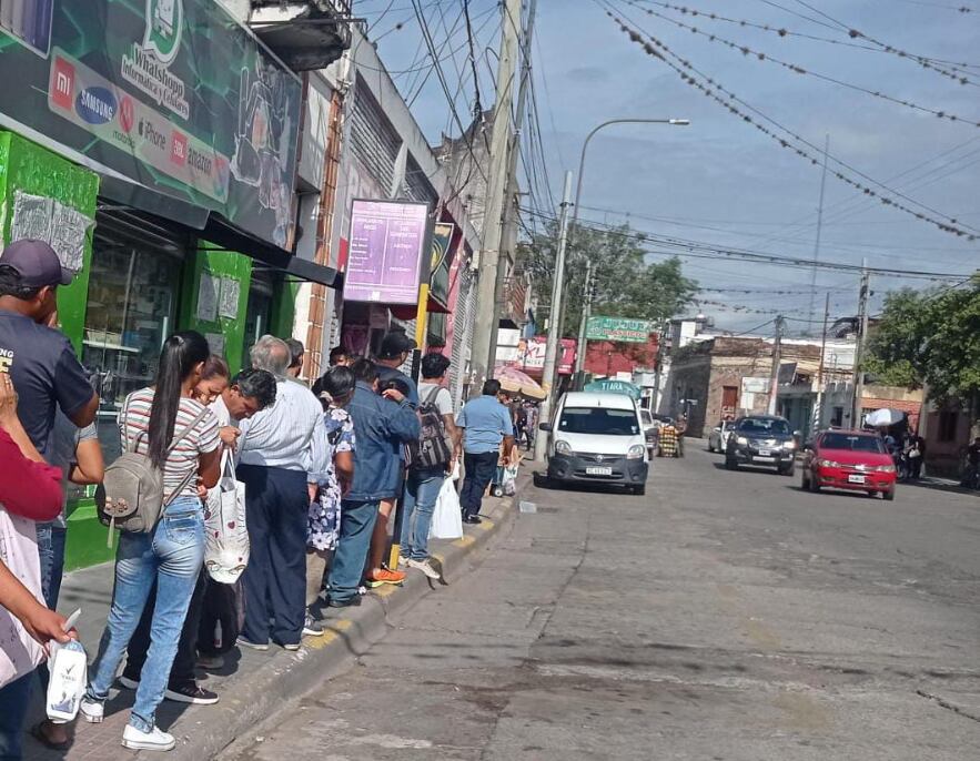 Sin colectivos, la gente se movió en taxis compartidos. 