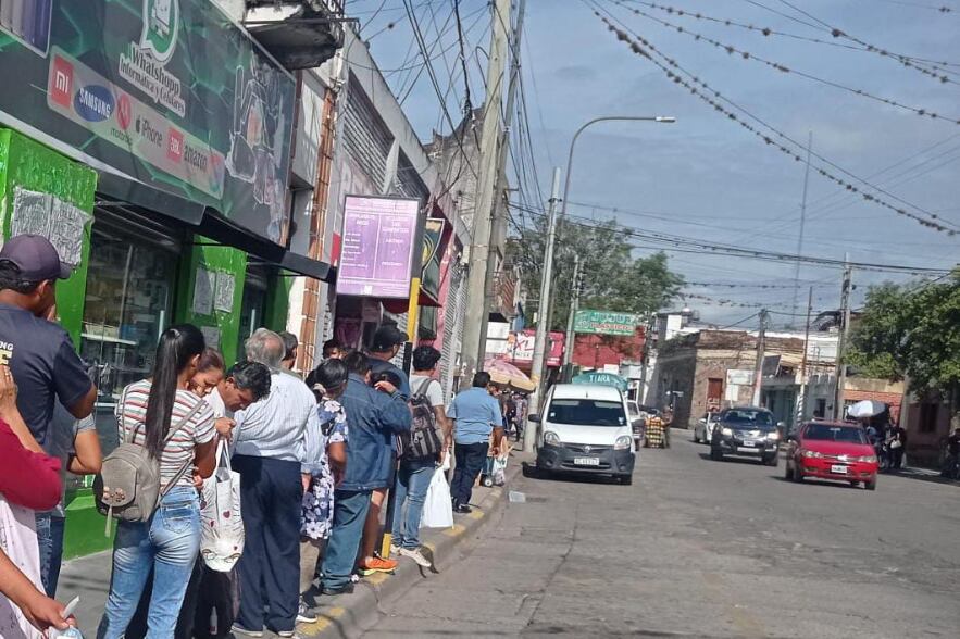 Sin colectivos, la gente se movió en taxis compartidos.