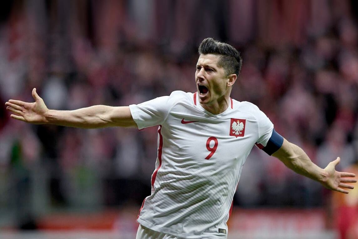 Lewandowski dice que juega distinto en la selección polaca que en el Barcelona