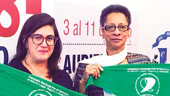 La abogada Edurne Cárdenas, del CELS, y la presidenta de la CIDH, Margarette May Macaulay.