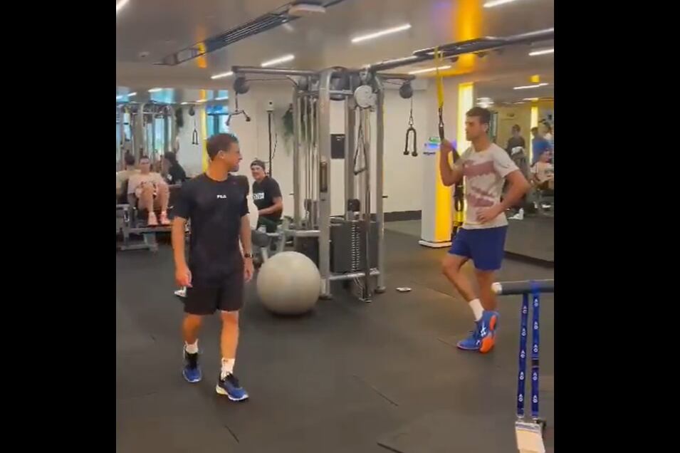 El video de Novak Djokovic y Diego Schwartzman imitando el cruce entre Messi y Weghorst.