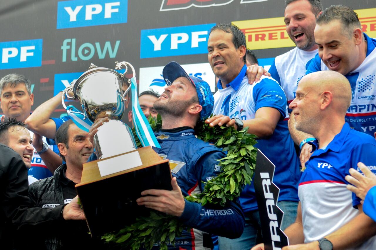 Canapino mira al cielo con la Copa en sus manos