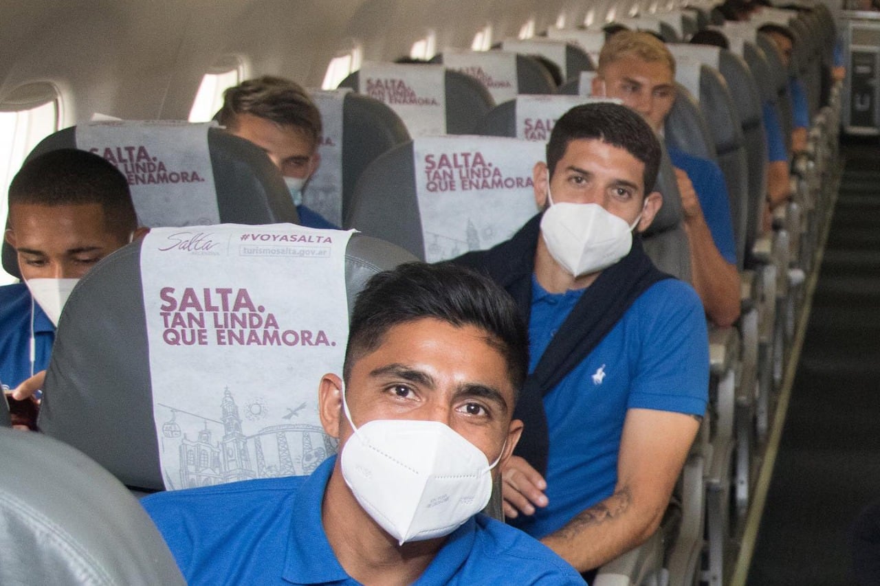 Con los barbijos bien puestos, el plantel velezano partió rumbo a Chile.