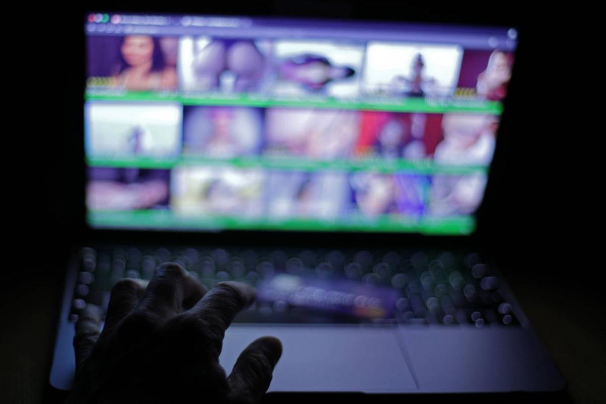 Desde el Gobierno británico afirman que en la actualidad "es demasiado fácil para los niños acceder a la pornografía en línea".