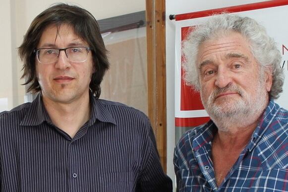 El autor de la columna (izquierda) junto a Del Bello.