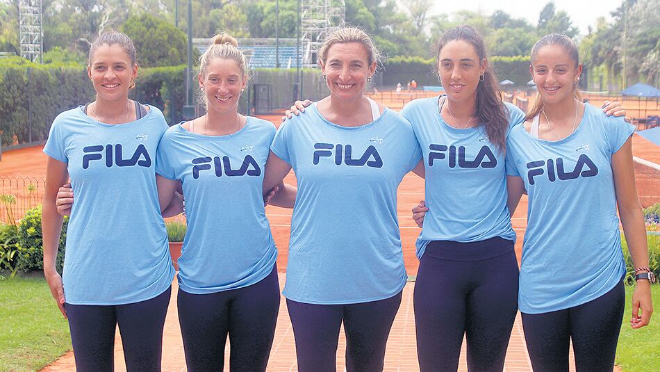 Lucero, Bosio, la capitana Paz, Pella y Ortenzi, en las canchas del Baltc.