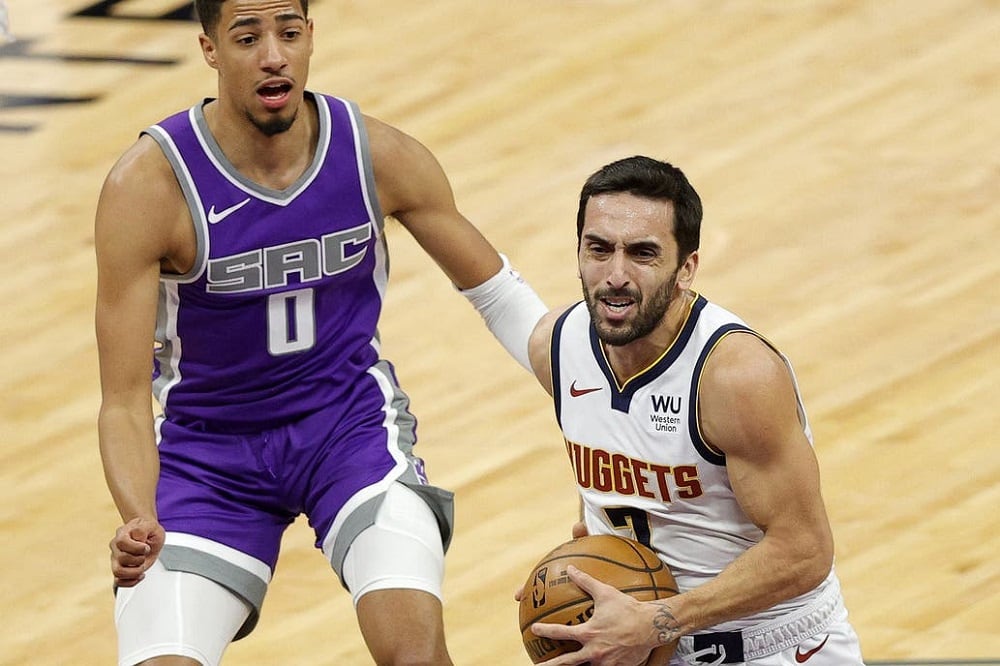  Facundo Campazzo intenta la penetración pese a la marca de Tyrese Haliburton