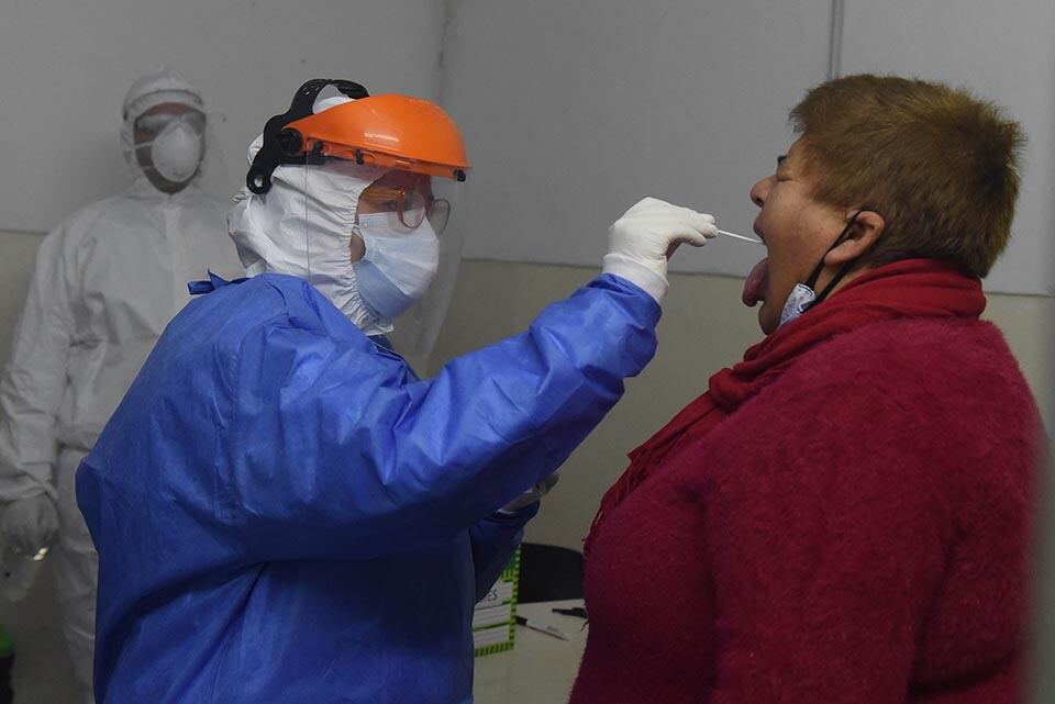 Médicos con mucho trabajo y pacientes, y sentimiento de impotencia.