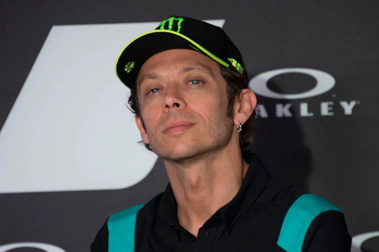 El motociclista Valentino Rossi, leyenda del Moto GP, anunció que se retira de la actividad y probará como piloto de autos.
