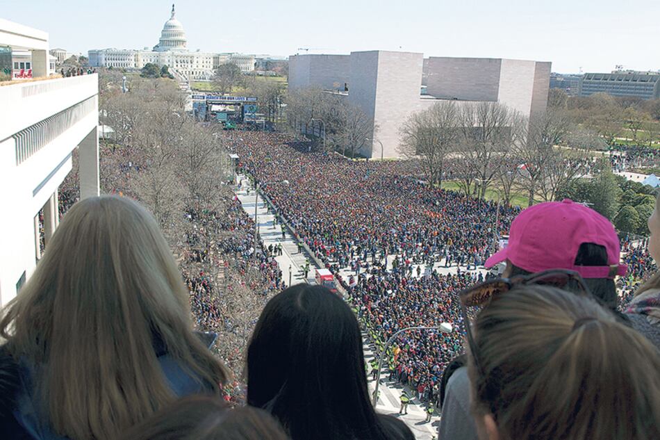 Vista de la multitudinaria marcha para exigir más controles a la venta y tenencia de armas en la capital estadounidense, con el Capitolio de fondo.