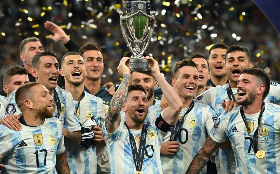 Lionel Messi y sus compañeros festejan la obtención de la Copa de Campeones CONMEBOL-UEFA.