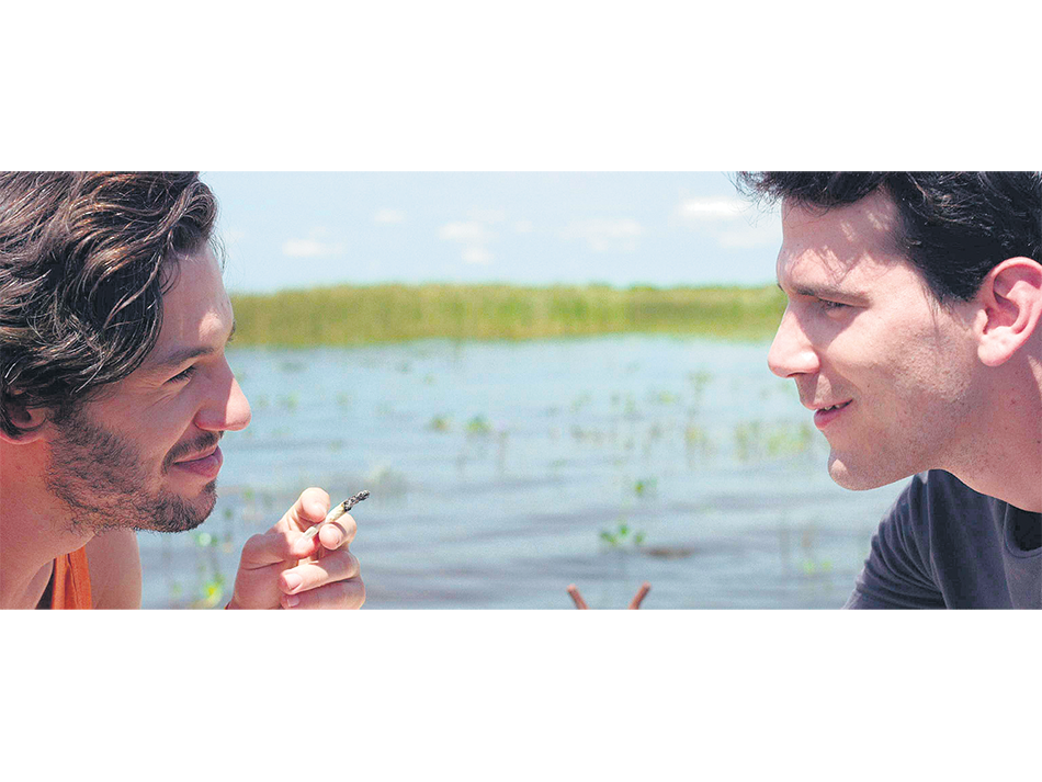 Esteros sostiene durante gran parte del metraje un acercamiento intimista al derrotero de la pareja.