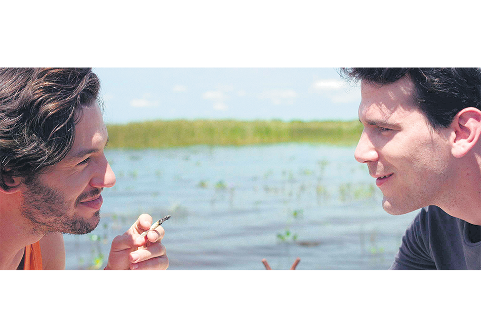 Esteros sostiene durante gran parte del metraje un acercamiento intimista al derrotero de la pareja.