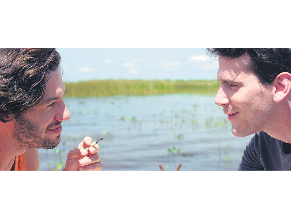 Esteros sostiene durante gran parte del metraje un acercamiento intimista al derrotero de la pareja.