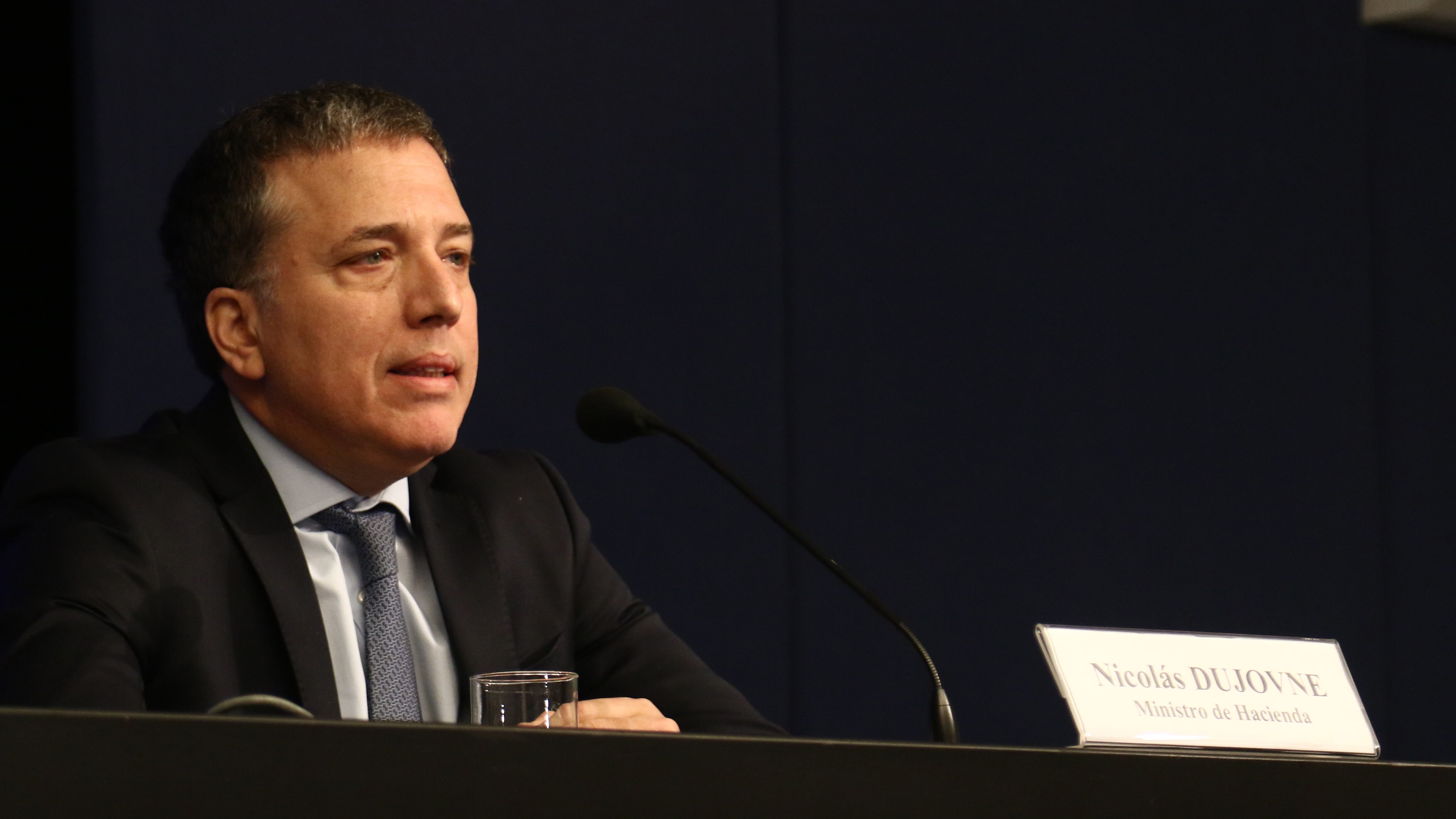 El ministro Dujovne llevó a Argentina al podio menos buscado.