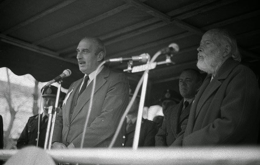 Roberto Pidal y Carlos Gesell en acto de autonomiìa de Villa Gesell, 1 de julio de 1978.