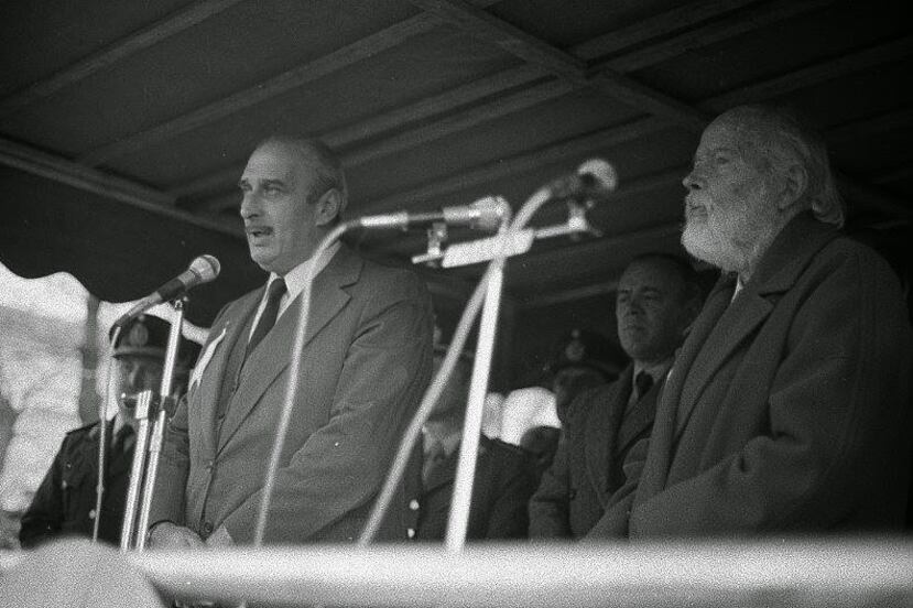 Roberto Pidal y Carlos Gesell en acto de autonomiìa de Villa Gesell, 1 de julio de 1978.
