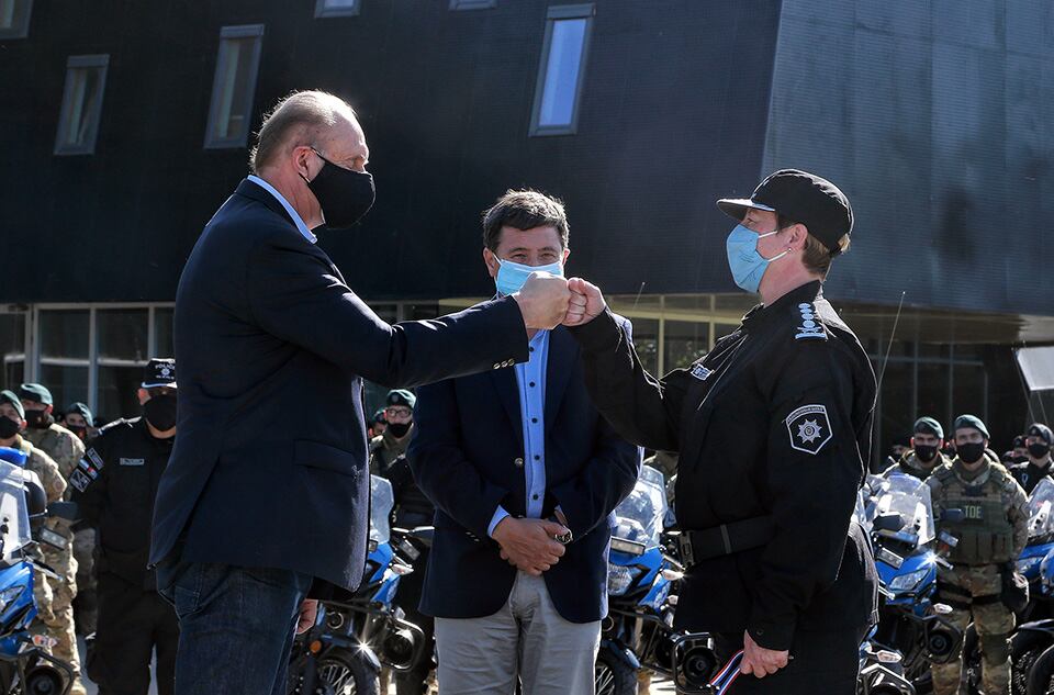 Perotti y Arroyo en la entrega de equipamiento policial.