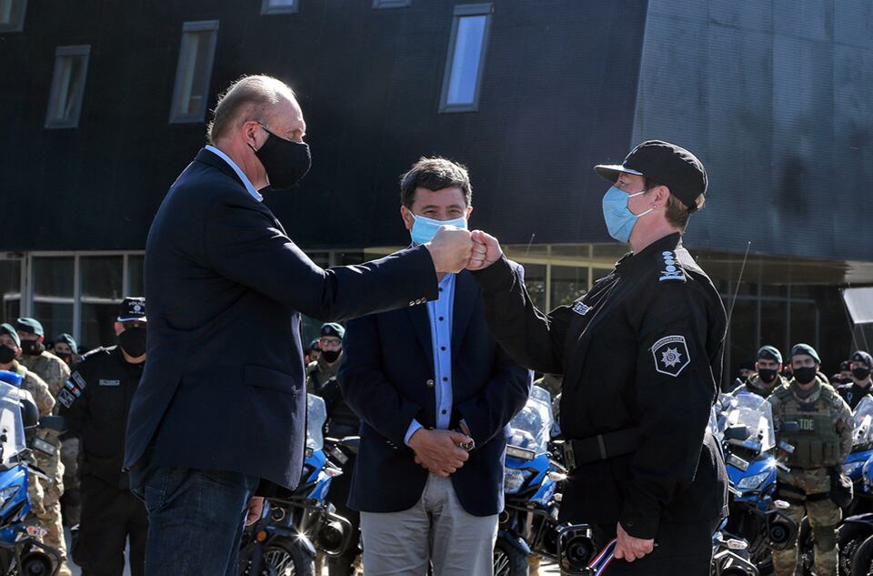 Perotti y Arroyo en la entrega de equipamiento policial.