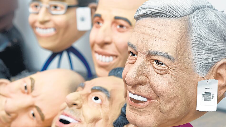 Máscaras de López Obrador (der.) y otros candidatos en Morelia.