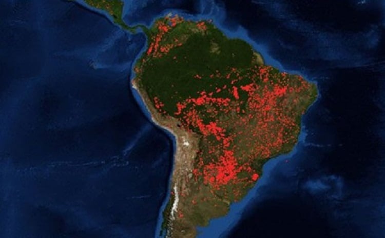 La superficie de Brasil, envuelta en llamas.
