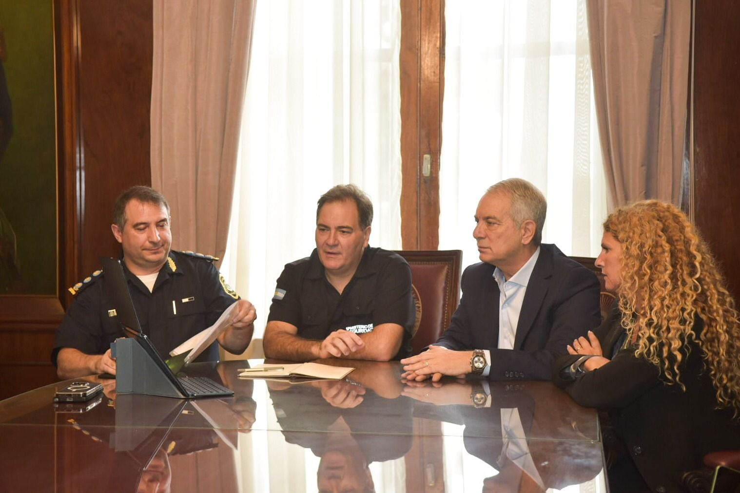 Alak y Alonso se reunieron con sus equipos en el Palacio Comunal platense. 