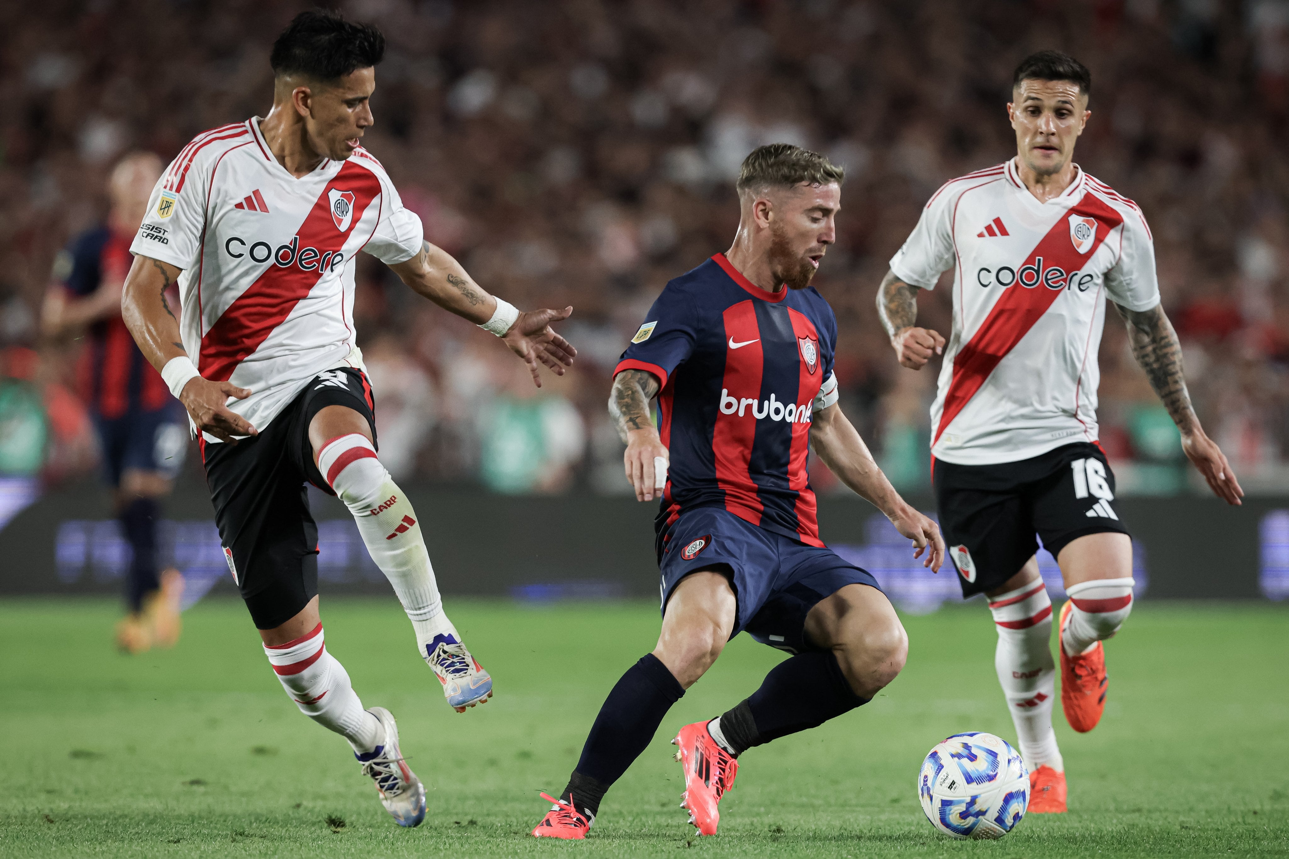 Muniain, ante la marca de Meza y Bustos. @SanLorenzo
