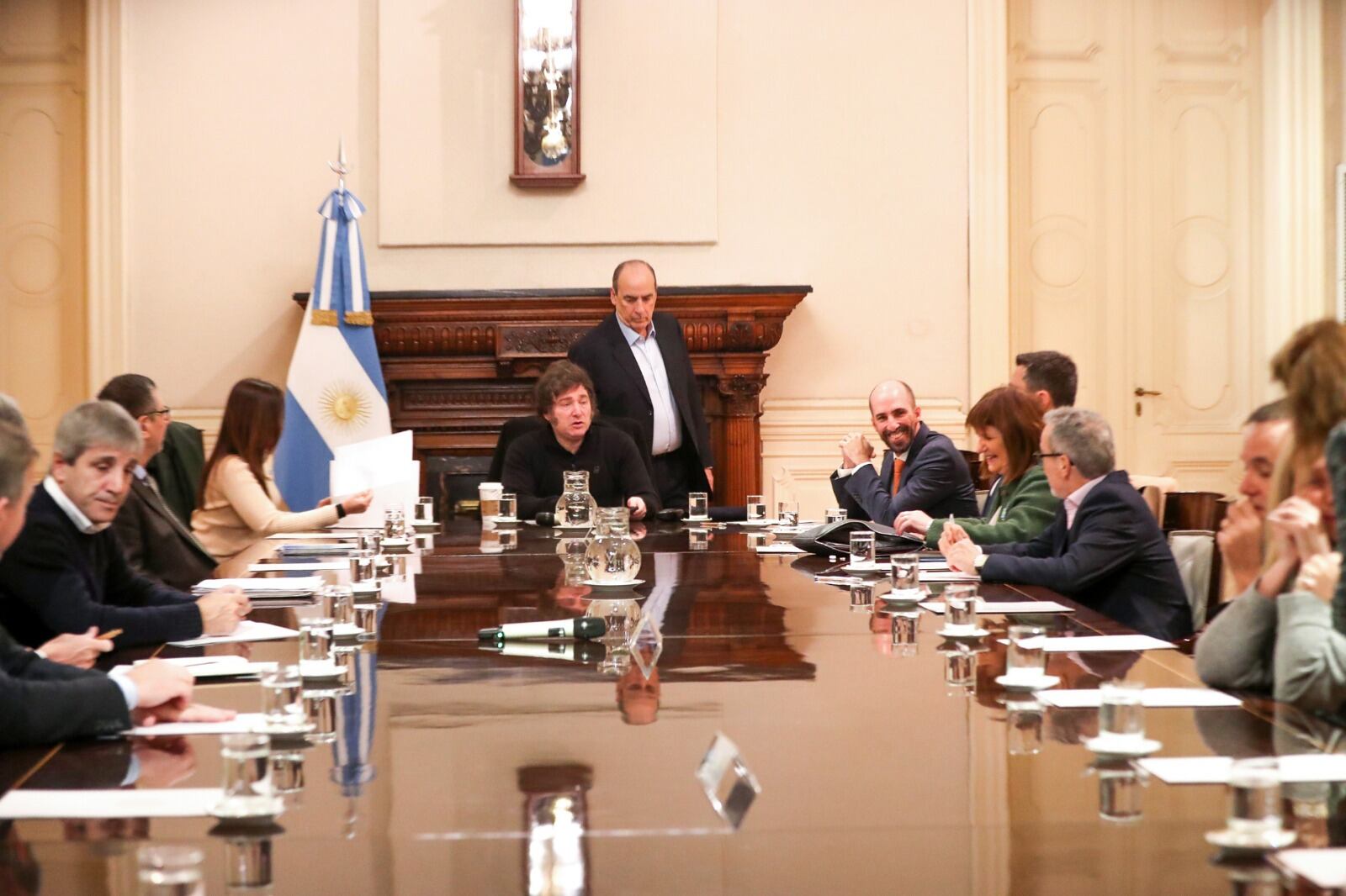 Javier Milei encabezando una reunión de Gabinete de Ministros en el Salón Eva Perón de la Casa Rosada.