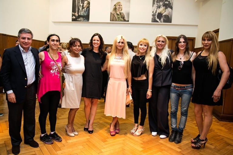 Badino, primero a la izquierda, con Stanley, y miembros de una cooperativa trans.