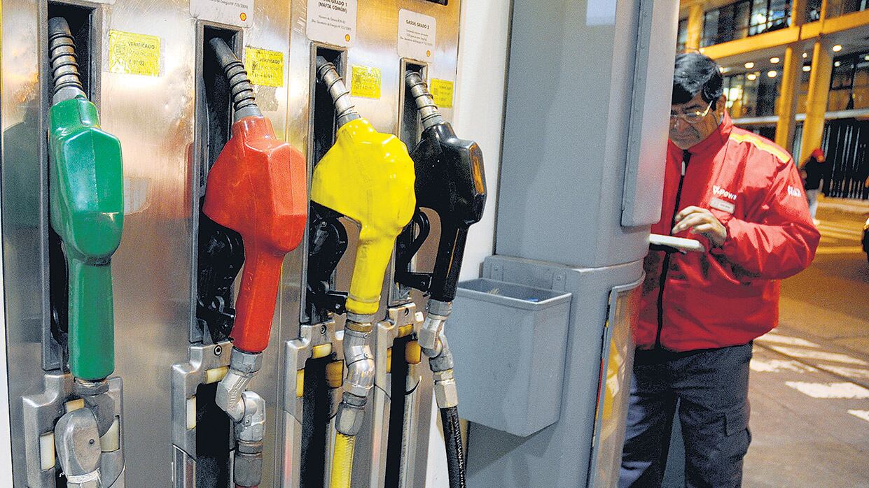 El litro de premium de YPF en Buenos Aires pasará de 24,61 pesos a un valor que oscilará entre 25,8 y 27 pesos.