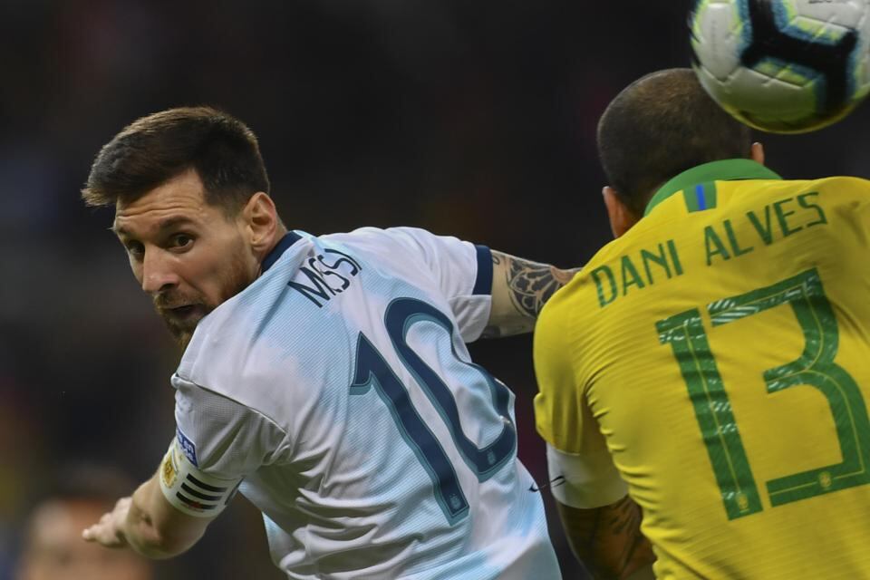 Messi lucha con Dani Alves durante la semifinal de la última Copa América, que terminó 2-0 en favor de Brasil.