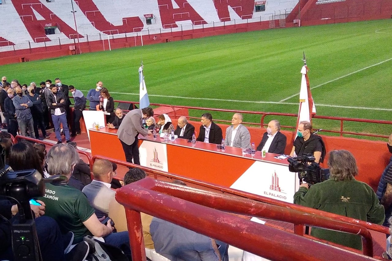 Los oradores del encuentro para la restitución de carnets a socios detenidos desaparecidos de Huracán.