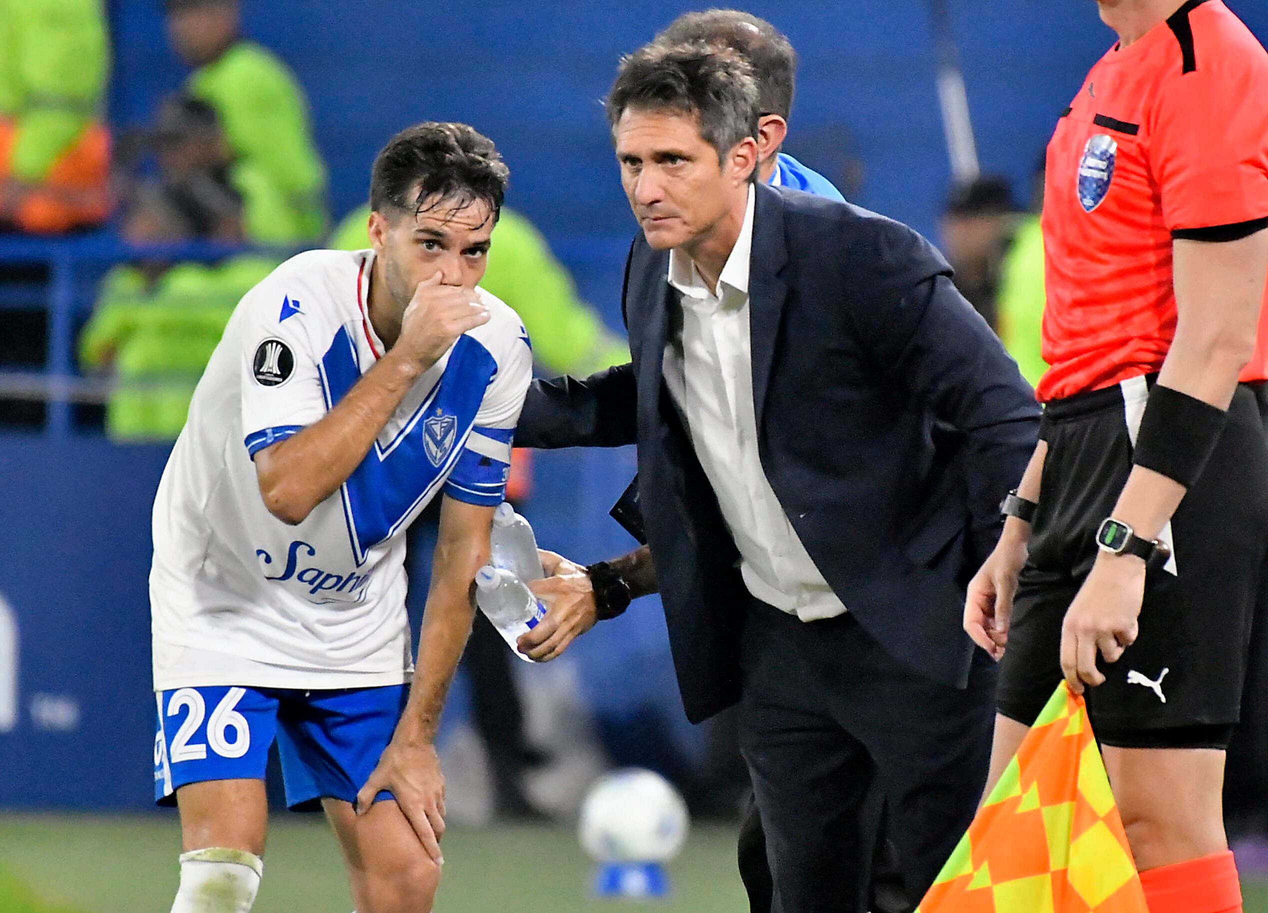 El capitán Bouzat y el DT Guillermo ajustan ideas durante el partido.