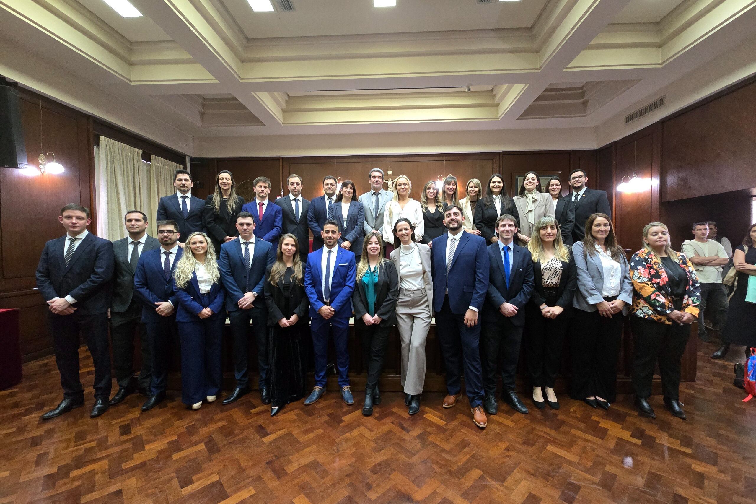 Los nuevos fiscales de la provincia que juraron ayer junto a la Fiscal General.