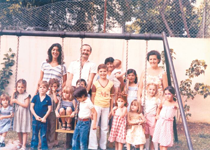 Susana Brardinelli y Estela Cereseto con lxs chicos y chicas de la guarderia