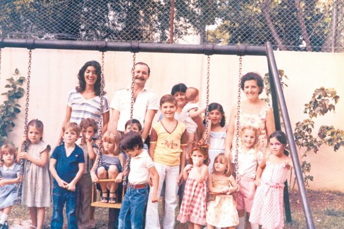 Susana Brardinelli y Estela Cereseto con lxs chicos y chicas de la guarderia