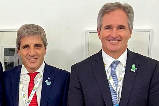 Luis Caputo (Economía) y Pablo Quirno (Finanzas). Al mal tiempo financiero, buena cara.