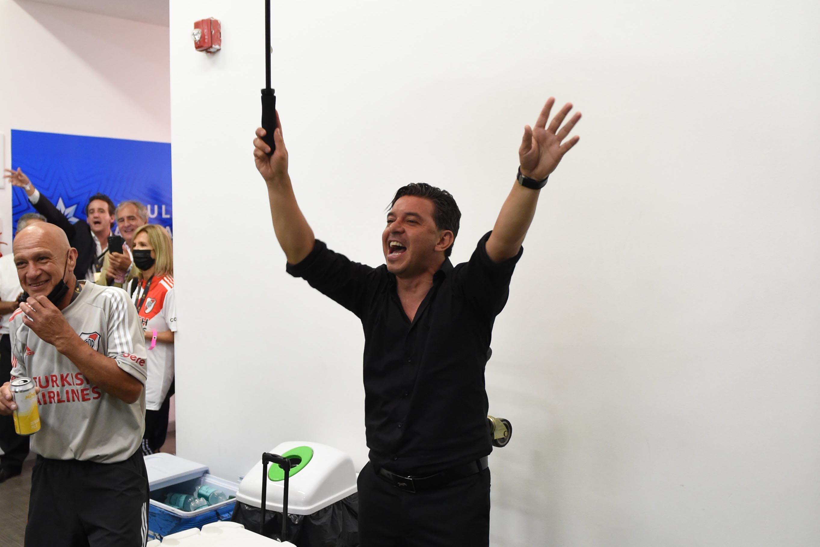 Gallardo, a puro festejo en los vestuarios del estadio Madre de Ciudades