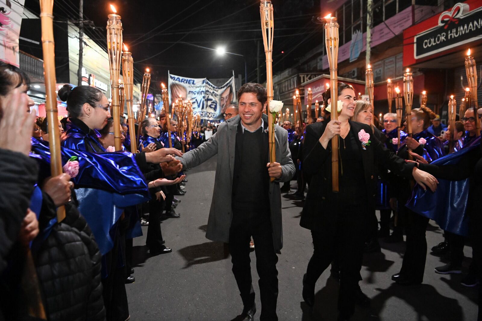 Axel Kicillof y Mariel Fernández durante la marcha de antorchas en Moreno. 