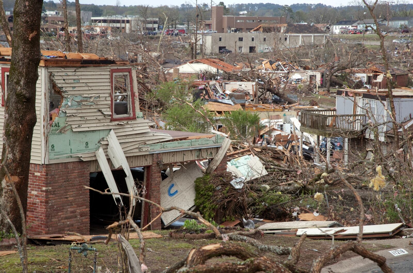 Casas destrozadas en Little Rock, Arkansas, por el pasode un tornado.