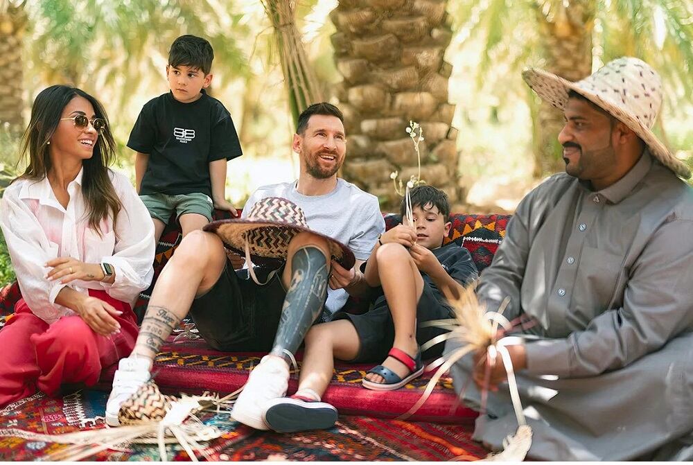 Messi y su familia, cumpliendo un compromiso comercial en Arabia Saudita