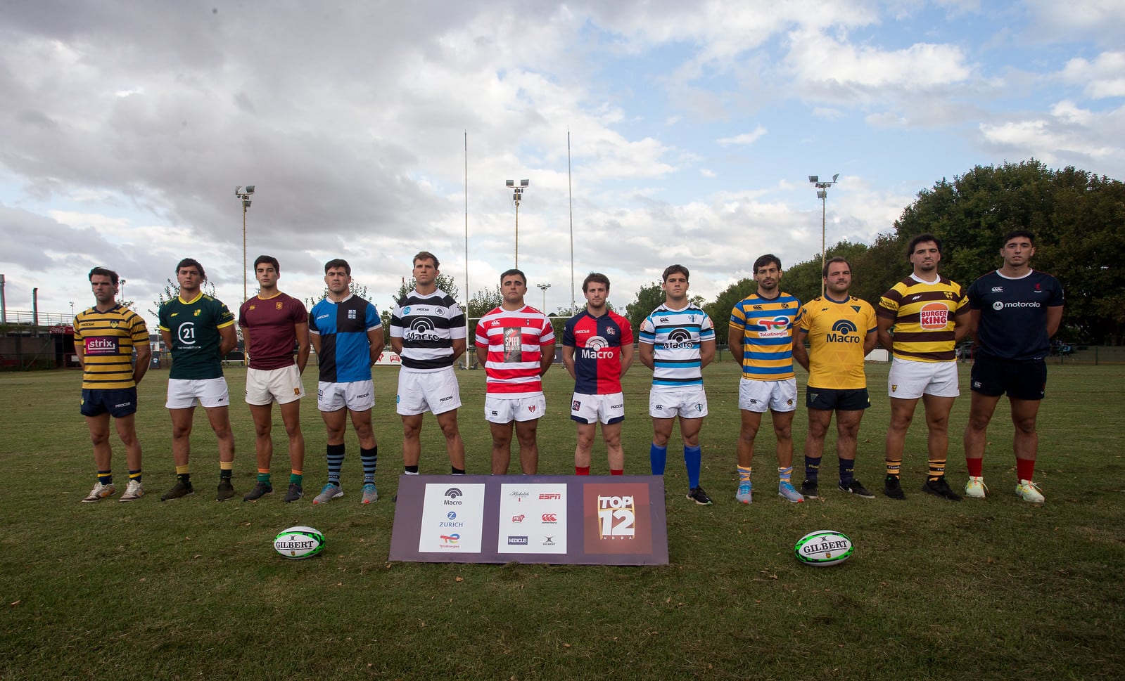 Representantes de los 12 participantes del torneo