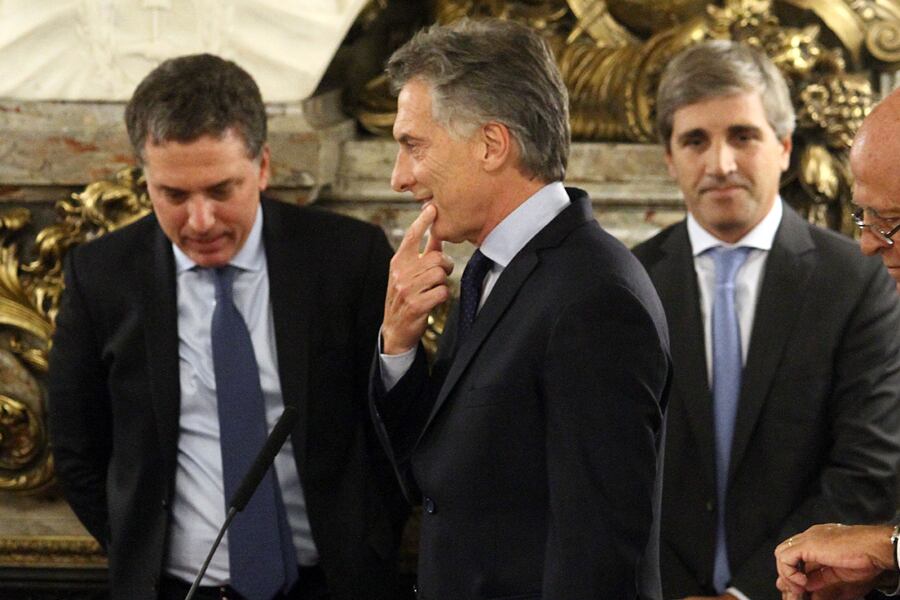 Macri junto a sus ministros de Hacienda, Nicolás Dujovne, y de Finanzas, Luis Caputo.