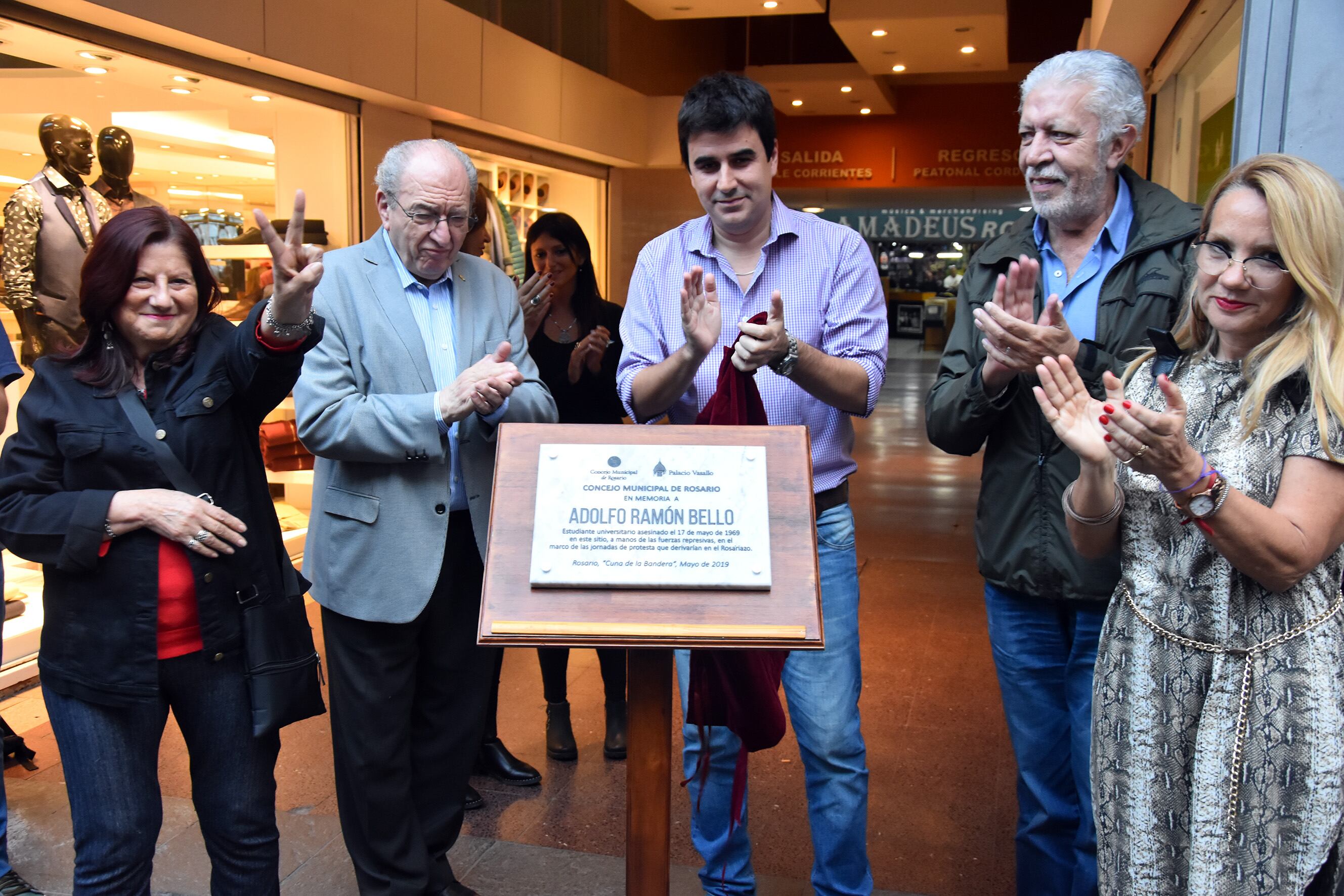 El viernes hubo homenaje al estudiante Bello en la entrada de la galería.