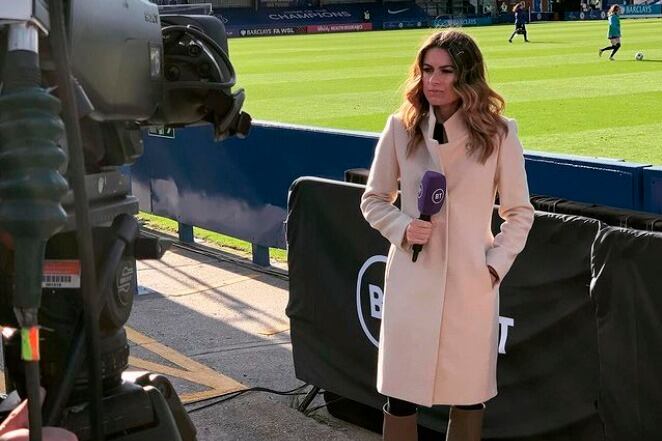 La periodista Carney recibió hostigamiento en sus redes.