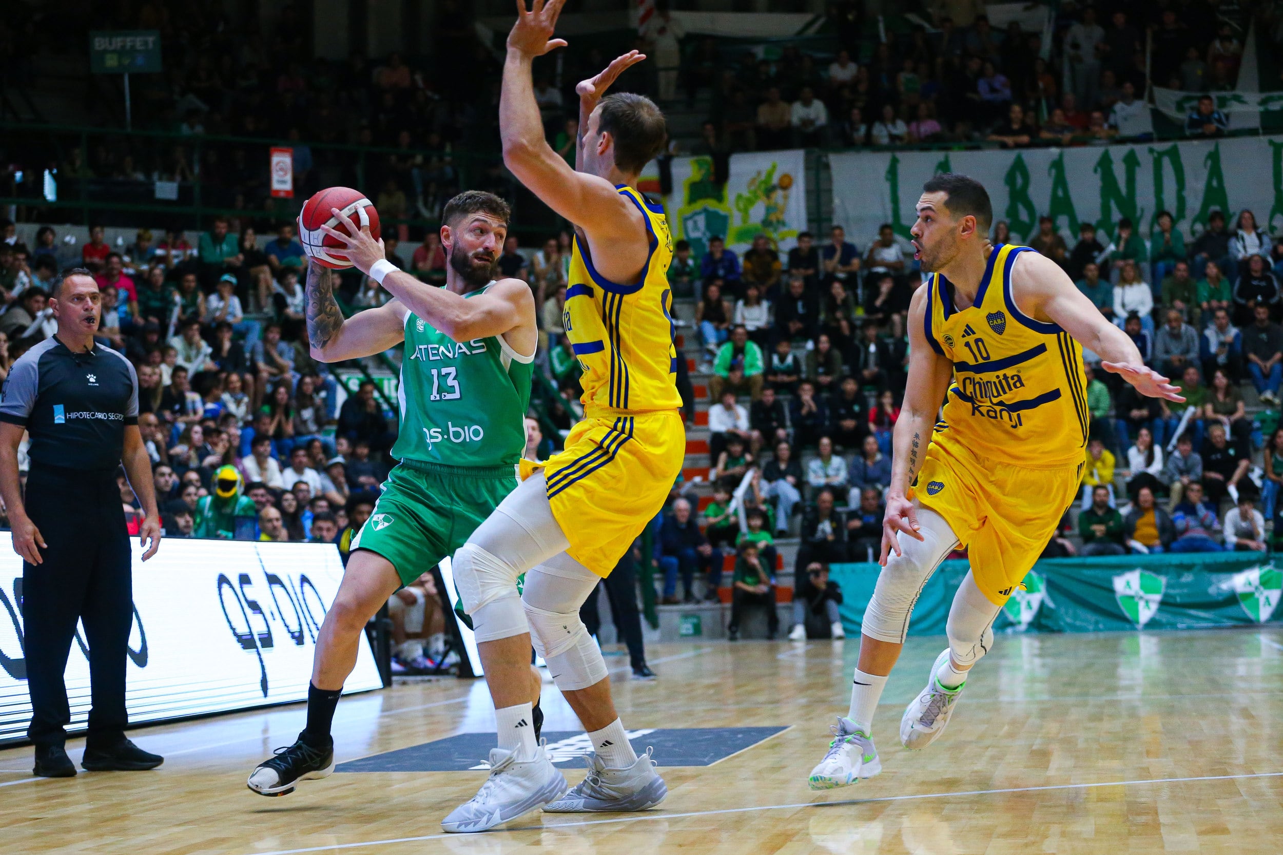 Marcos Delía, de gran regreso, sale al perímetro para marcar a Lucas Arn.