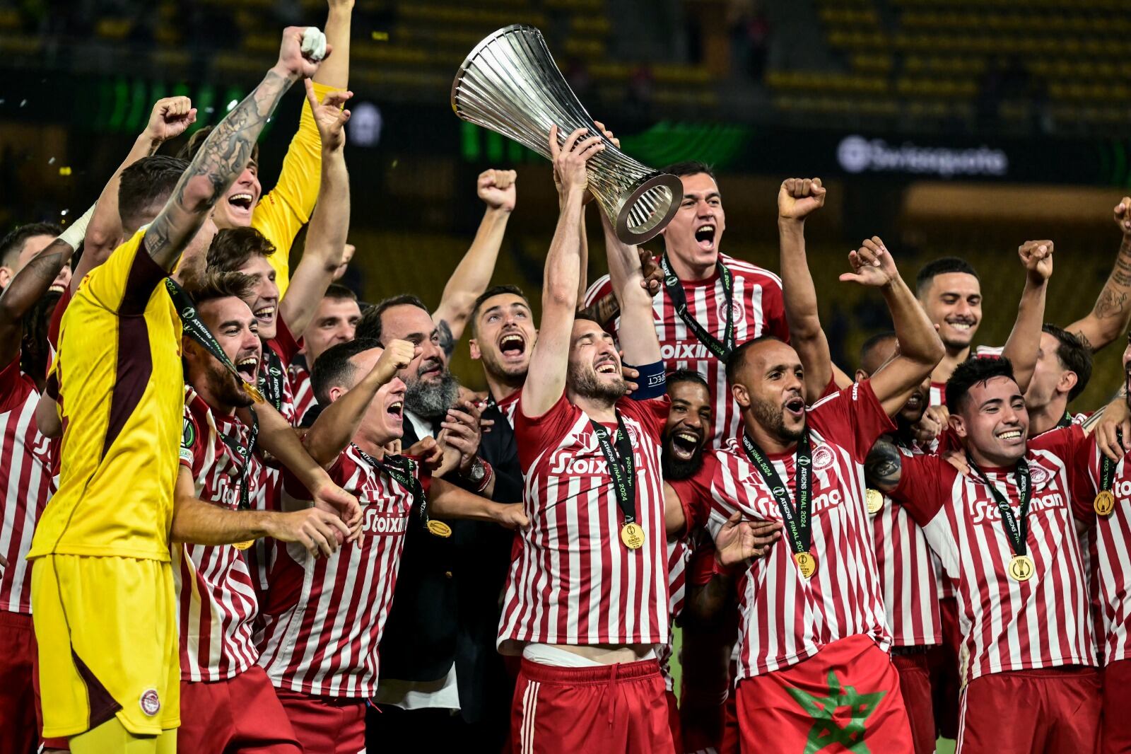 El capitán Konstantinos Fortounis levanta la copa para el Olympiacos.