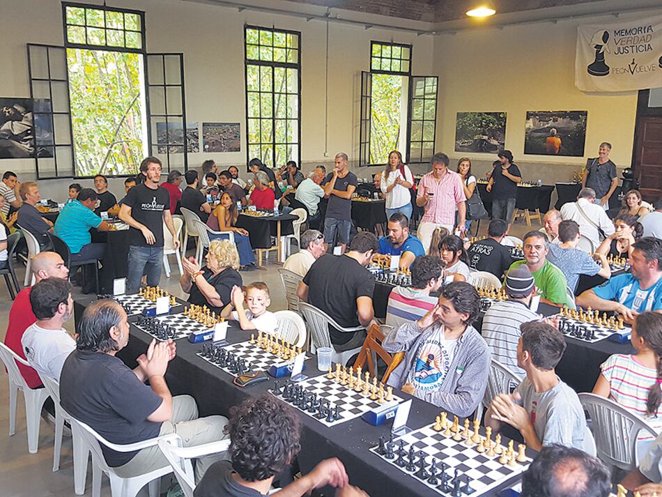El torneo de ajedrez por “Memoria, Verdad y Justicia”, durante la segunda ronda.