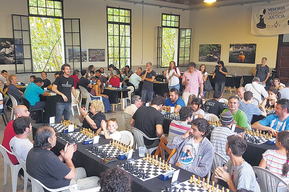 El torneo de ajedrez por “Memoria, Verdad y Justicia”, durante la segunda ronda.